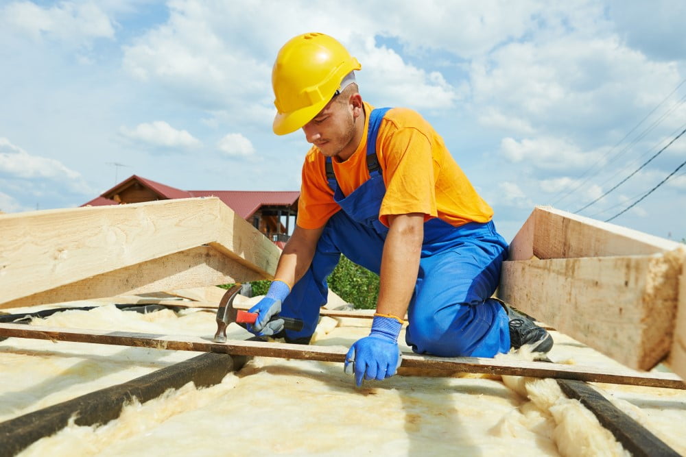 Tømrer der arbejder på taget